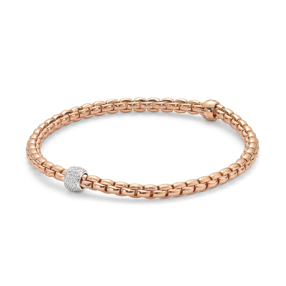 bracciale donna FOPE oro rosa brevetto flexit bracciale elastico fatto interamente in oro. il bracciale ha una rondella in oro rosa lucidato a specchio con marchio FOPE e rondella in con incastonati diamanti bianchi taglio brillante a pavé