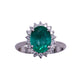 anello con smeraldo proveniente dalla colombia e diamanti a giro montati a griffe. anello in stile classico. montatura in oro bianco 18 carati.