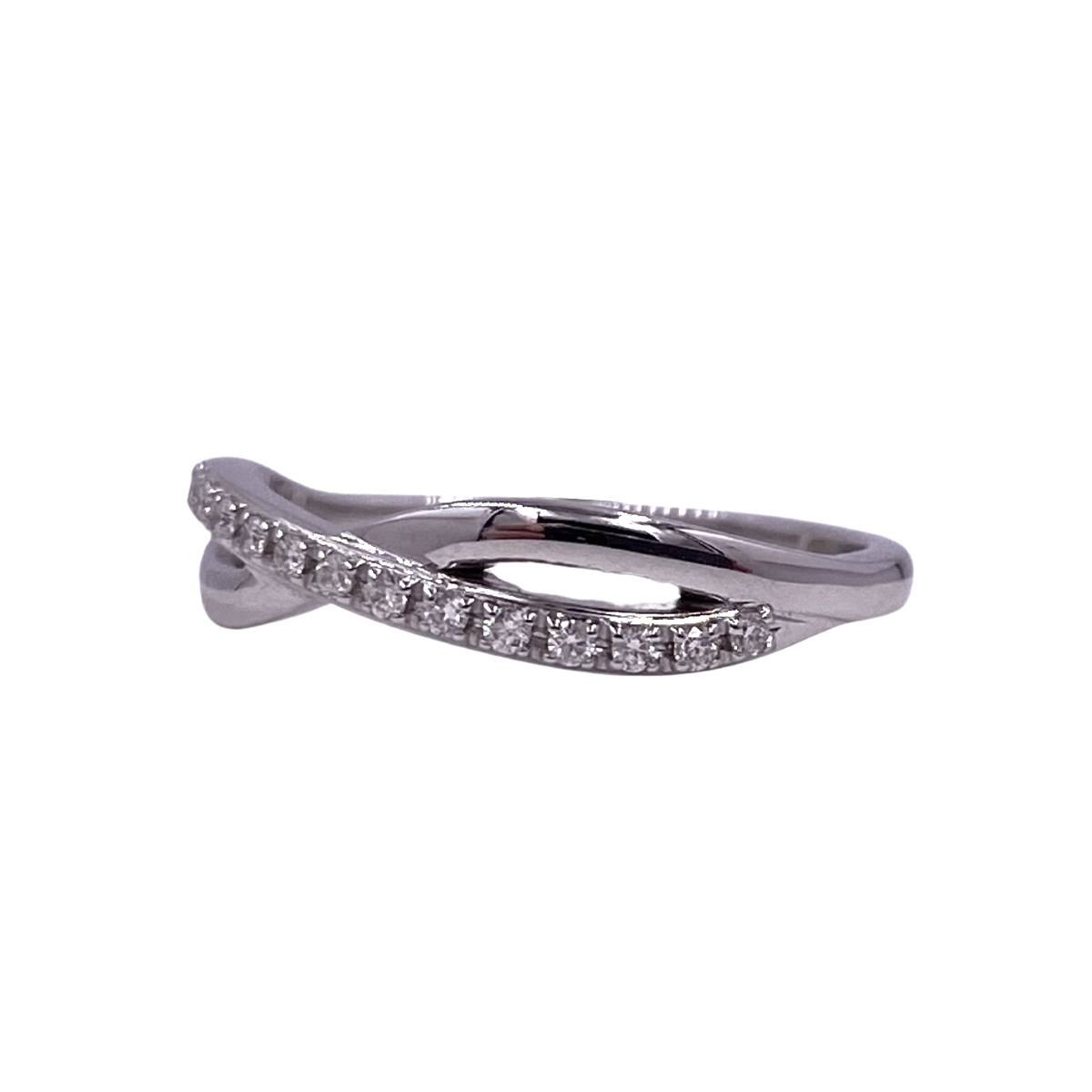 anello donna mirco visconti fedina infinito diamanti bianchi pavé e oro bianco 18 carati. L'incrocio frontale ricorda un infinito metà oro bianco lucidato a specchio, metà diamanti in sequenza incastonati a giorno. Visuale laterale.