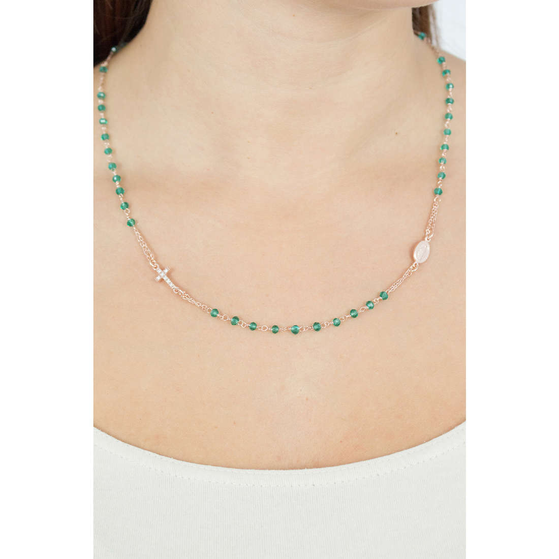 ollana amen CRORVZ3 rosario verde cristalli verdi e argento 925 rosè con croce zirconi bianchi e ovale con rappresentazione mariana. Visuale indossata su collo