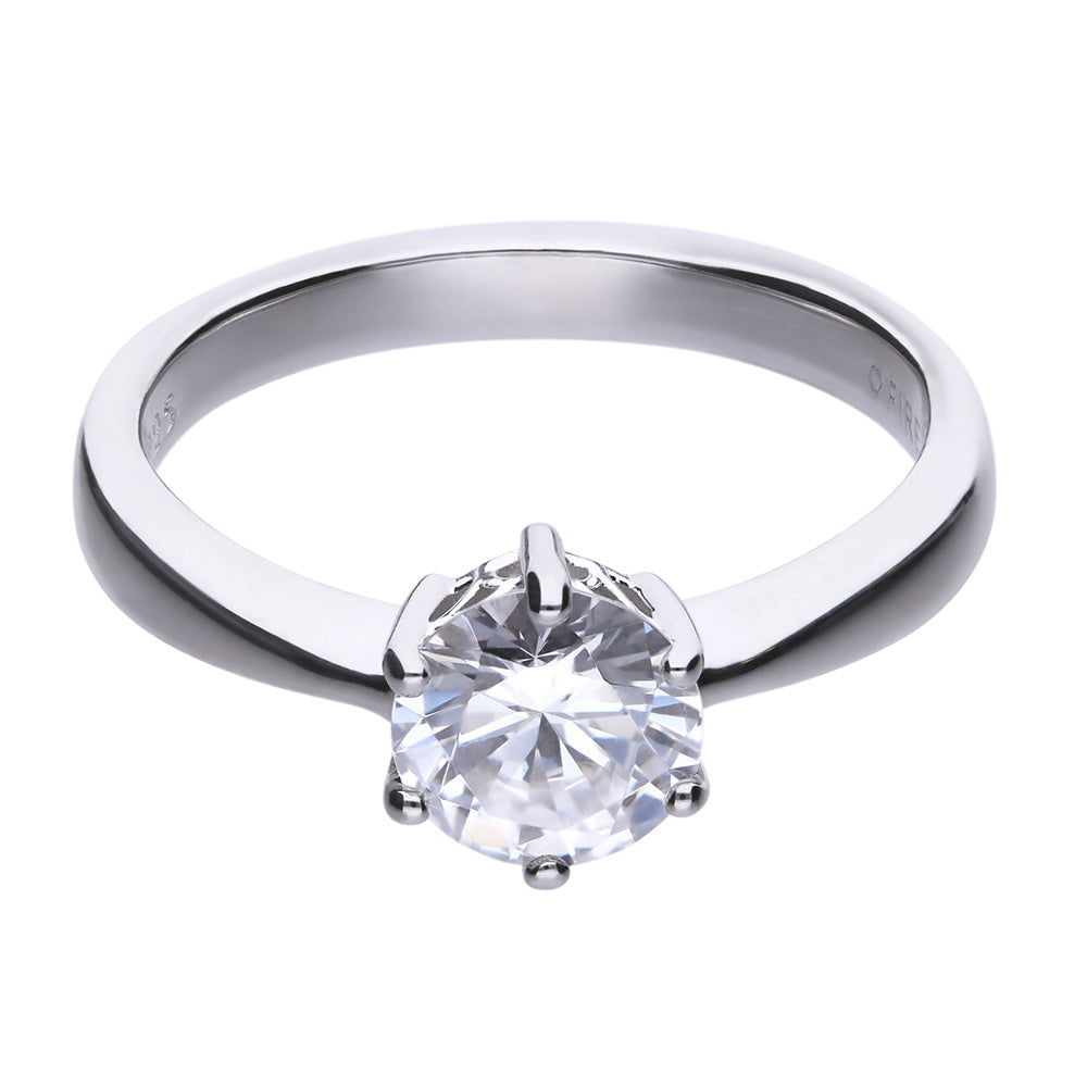 anello diamonfire solitario a 6 griffes in argento 925 con palladio, copertura platino e copertura finale di rodio. La pietra è uno zircone bianco.