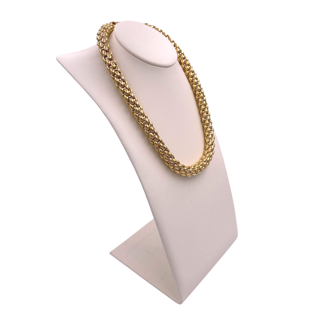 collana fope oro giallo 721C chiusura a libretto con otto di sicurezza visuale collo di lato