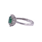 anello con smeraldo e diamanti bianchi a contorno. anello oro bianco 18 carati. stile classico