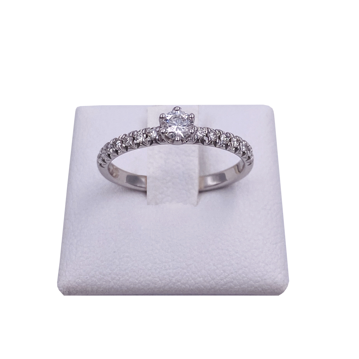 anello solitario diamante centrale con 6 griffes e diamanti a lato. solitario in oro bianco 18 carati. mirco visconti