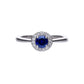 anello donna con pavè di pietre bianche zirconi e pietra centrale zircone blu. anello in stile classico in argento 925 con copertura platino e rodiatura.