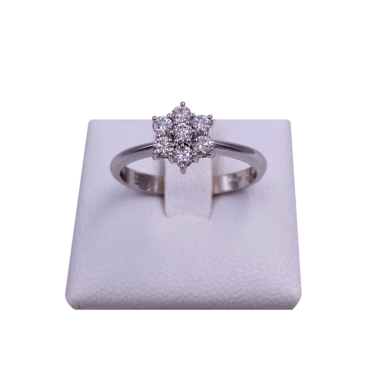 anello mirco visconti diamanti bianchi a forma di fiore pavè oro bianco 18 carati. visuale su espositore