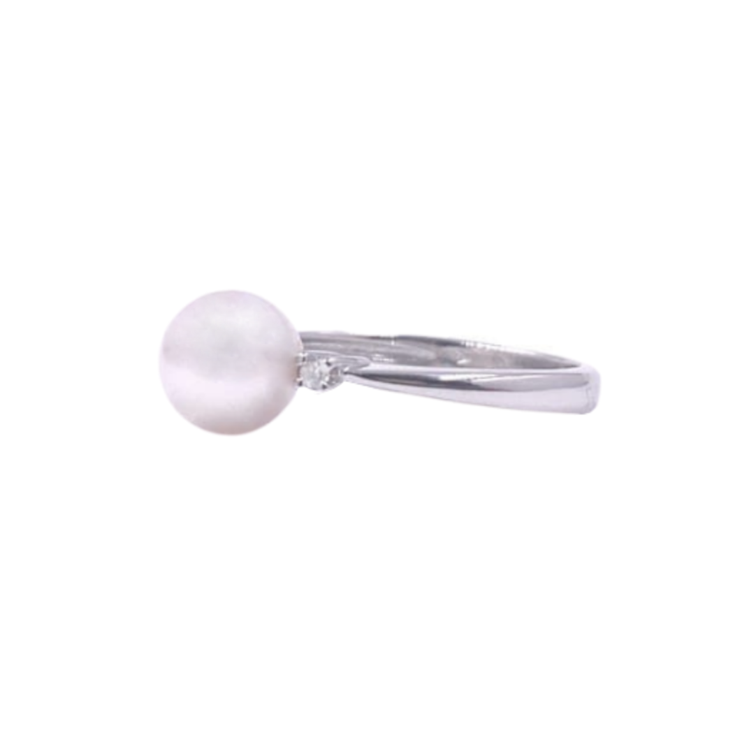 anello perla naturale coltivata acqua dolce e due diamanti a lato. oro bianco 18 carati.