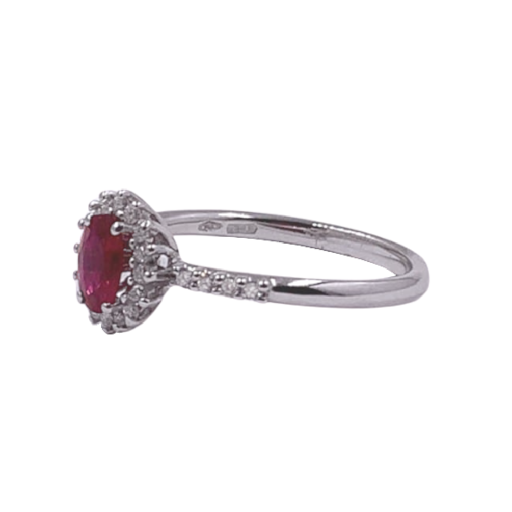 anello in oro bianco 18 carati con rubino centrale e giro di diamanti bianchi. diamanti bianchi anche a lato sul gambo anello. provenienza rubino mozambico
