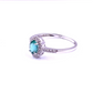 anello in oro bianco 18 carati in stile classico con smeraldo centrale e diamanti a lato e a contorno dello smeraldo.