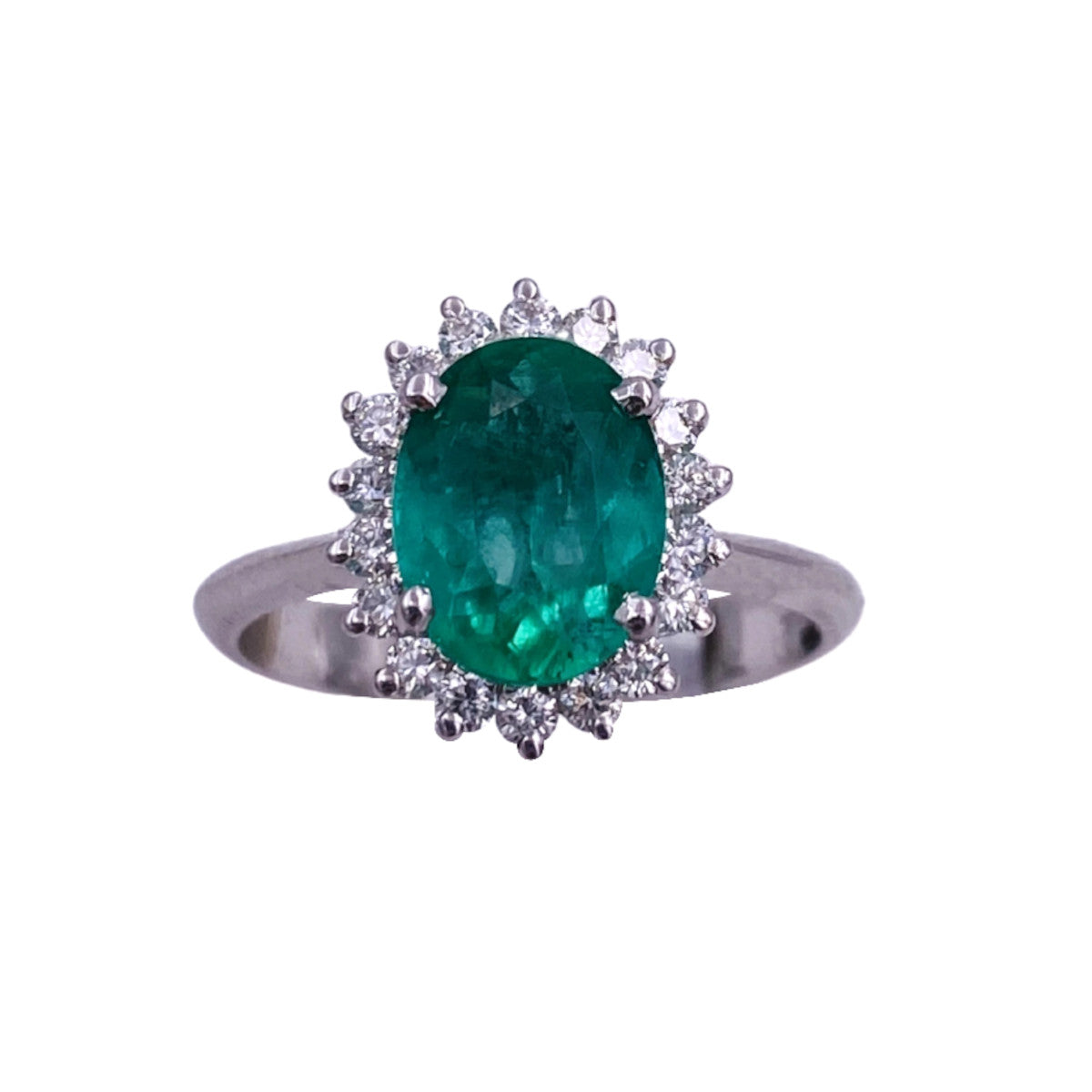 anello con smeraldo proveniente dalla colombia e diamanti a giro montati a griffe. anello in stile classico. montatura in oro bianco 18 carati.