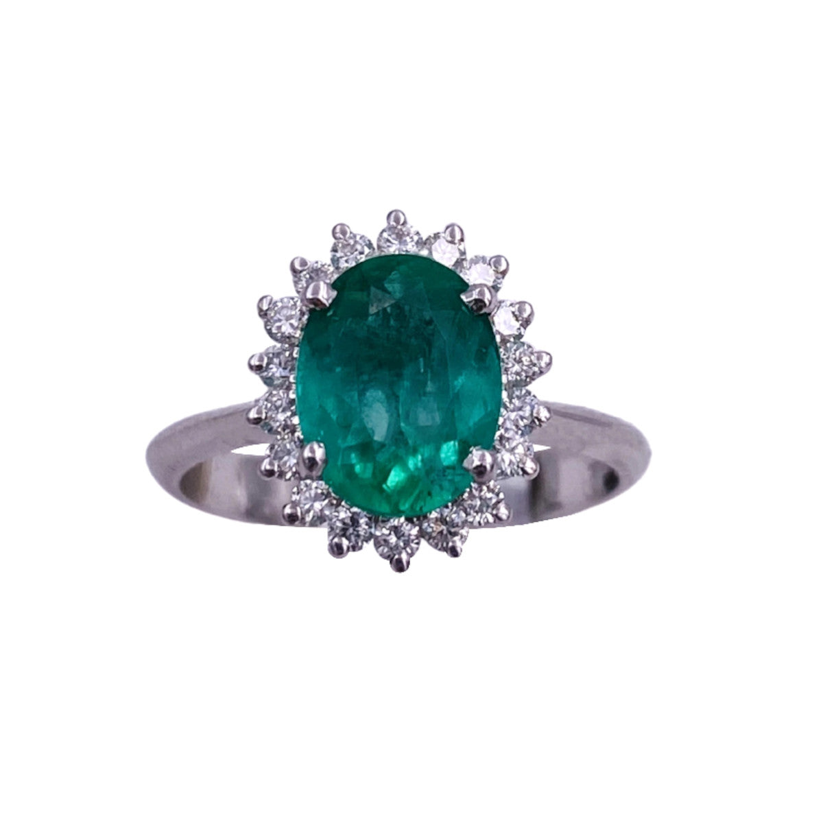 anello con smeraldo proveniente dalla colombia e diamanti a giro montati a griffe. anello in stile classico. montatura in oro bianco 18 carati.