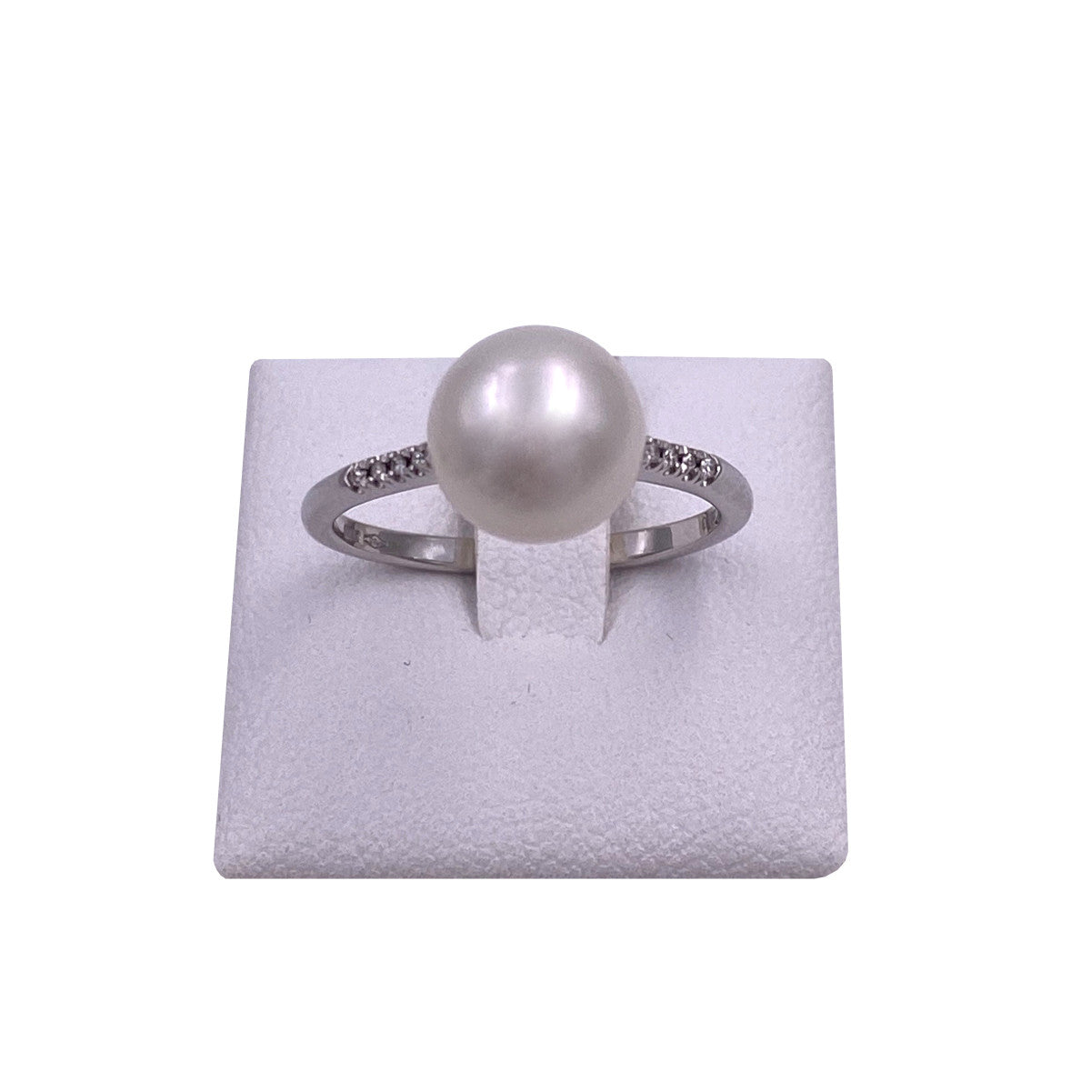 anello con perla naturale e diamanti montatura oro bianco 18 carati. anello di mirco visconti con perla centrale e diamanti a lato di colore bianco. perla 9 mm diametro coltivata in acqua dolce.