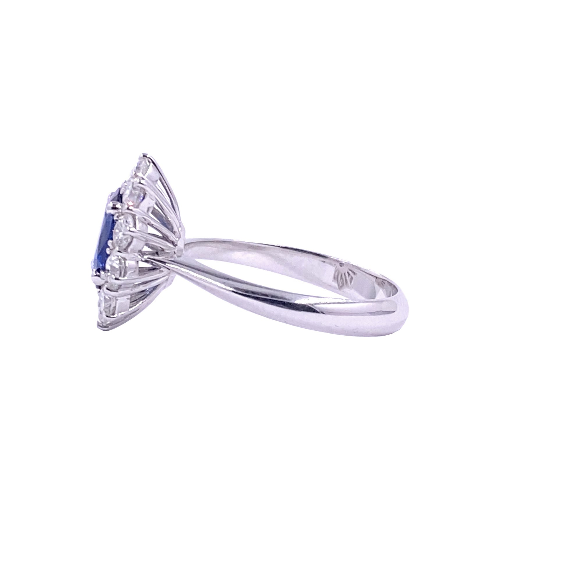 anello zaffiro e diamanti stile classico oro 18 carati bianco zaffiro 1,53 ct e diamanti 0,50 ct. fatto a mano in Italia. visuale montatura di lato