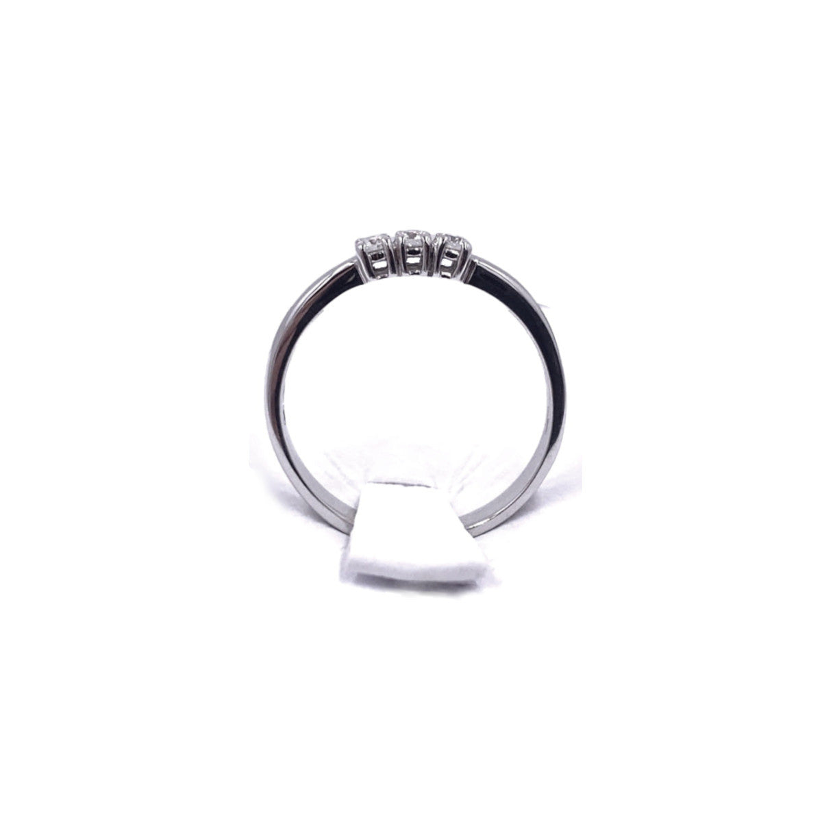 anello trilogy oro bianco tre diamanti fedina mirco visconti. tre diamanti montati a giorno 4 griffes. visuale in sezione