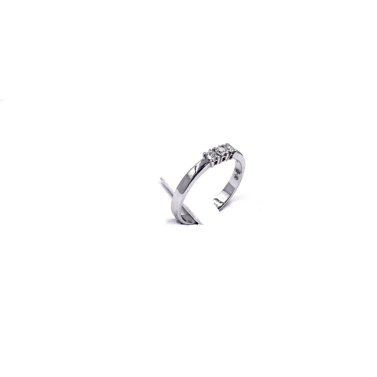 anello trilogy oro bianco tre diamanti fedina mirco visconti. tre diamanti montati a giorno 4 griffes. visuale di lato