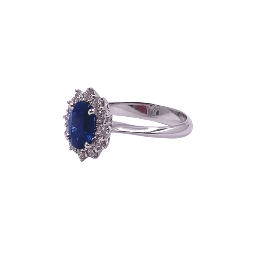 anello zaffiro e diamanti stile classico oro 18 carati bianco zaffiro 1,53 ct e diamanti 0,50 ct. fatto a mano in Italia. visuale di lato