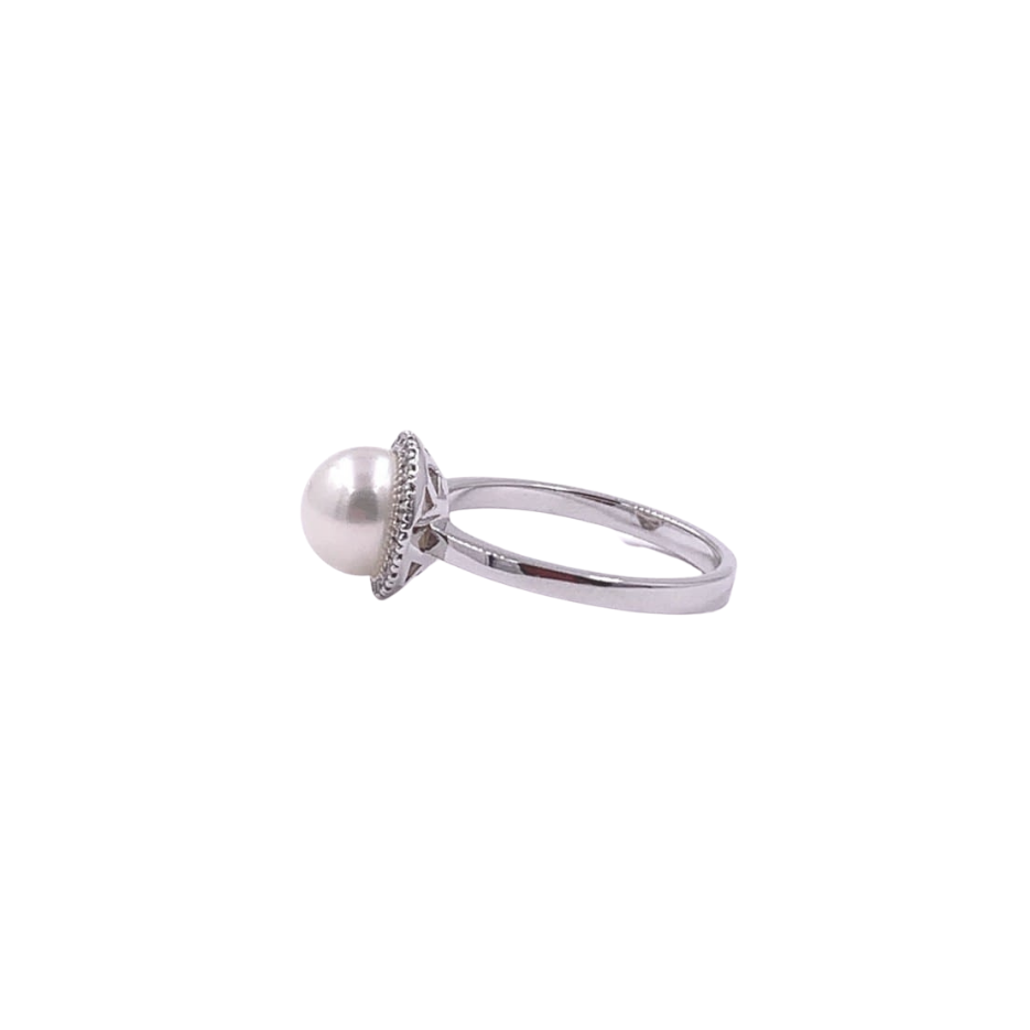 anello in oro bianco 18 carati con perla e diamanti a contorno di mirco visconti. visuale lato